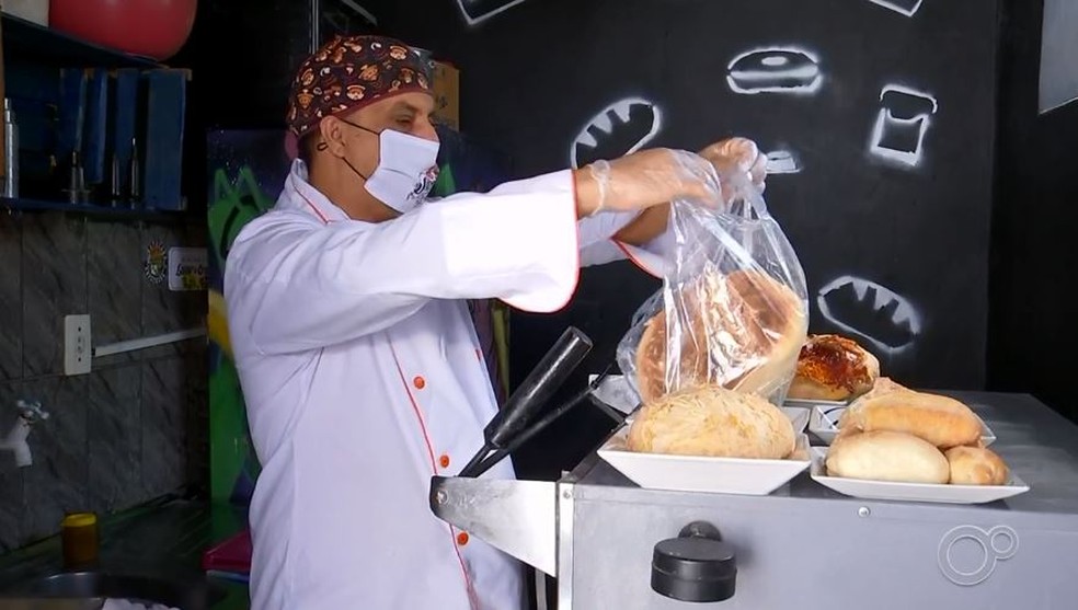 Setor de alojamento e alimentação teve maior aumento na proporção de trabalhadores que ganham até um salário mínimo — Foto: Reprodução/TV TEM
