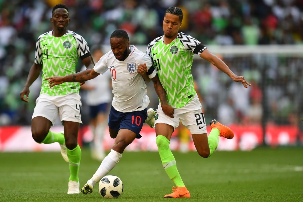 Sterling encara a marcaÃ§Ã£o nigeriana: camisa 10 foi o destaque da partida (Foto: BEN STANSALL / AFP)