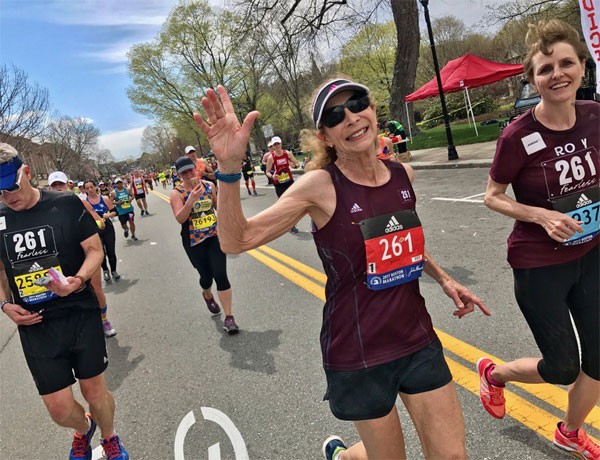 Katherine Switzer nesta segunda (17.04) disputando novamente a Maratona de Boston (Foto: Reprodução Twitter)