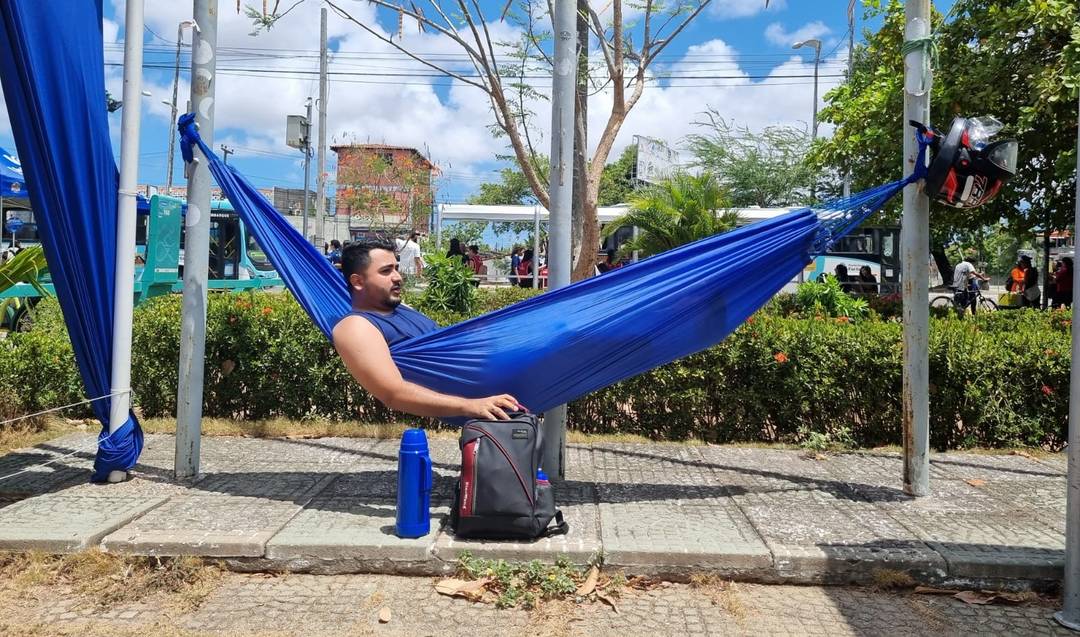 Candidato chega cedo e arma rede para relaxar até o horário da prova do Enem em Fortaleza