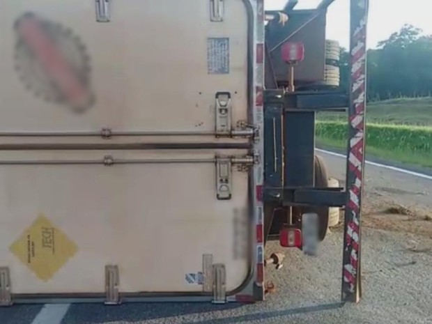 Caminhão carregado com leite tomba em rodovia (Foto: Thiago Vasconselos/TV TEM)