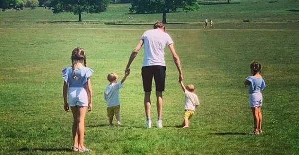 O ex-jogador de futebol Peter Crouch com seus quatro filhos (Foto: Instagram)