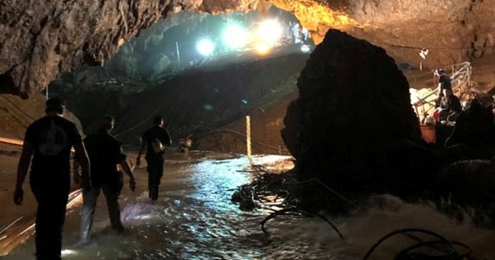 Equipes de resgate trabalham na caverna Tham Luang, na Tailândia (Foto: Reuters)