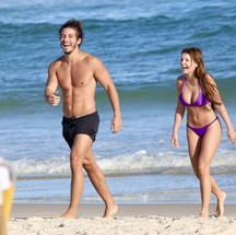Ricky Tavares e Carol Bresolin na praia da Barra, no Rio — Foto: Fabricio Pioyani/AgNews