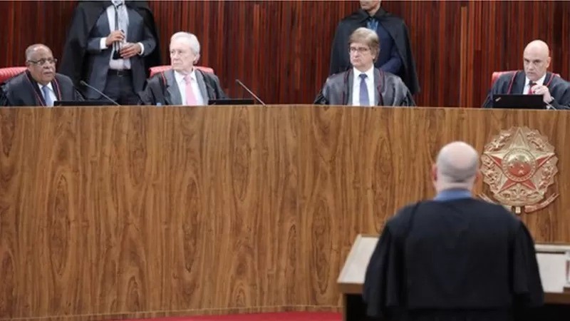 Nesta terça-feira (13/9), o Plenário do TSE referendou as liminares parcialmente deferidas pelo ministro Benedito Gonçalves, corregedor-geral da corte (Foto: TSE via BBC News)