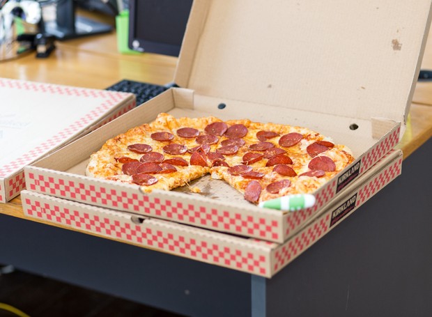 O delivery de pizza pode ser considerado dark kitchen: há pizzarias que não possuem fachada, apenas o serviço de preparo e entrega da redonda (Foto: Pixabay/JamesOladujoye/CreativeCommons)