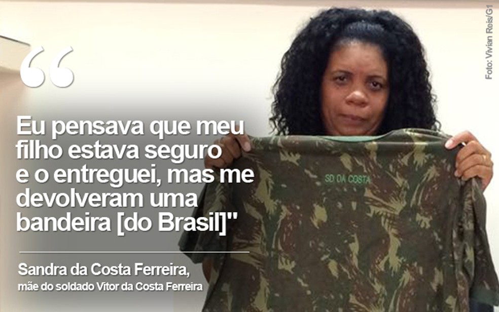 Mãe de Vitor da Costa Ferreira mostra uniforme que o filho usava no Exército (Foto: Vivian Reis/G1)