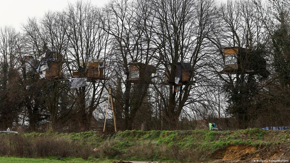 Há dois anos, manifestantes protestam contra a destruição de Lützerath, onde construíram casas nas árvores para viver. — Foto: Wolfgang Rattay/REUTERS