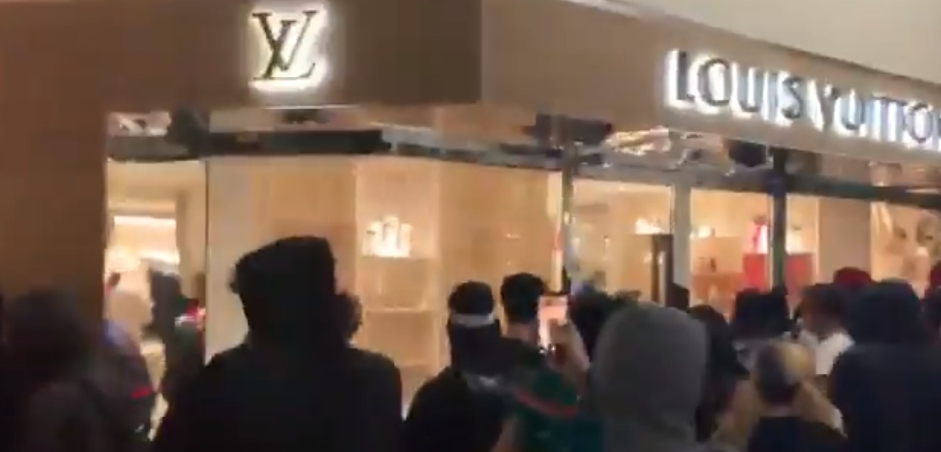 Vídeo mostra loja da Louis Vuitton em Portland sendo saqueada  (Foto: Twitter/ Reprodução)