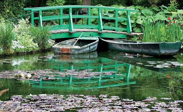 Esta é a famosa ponte japonesa, retratada por Monet em 45 obras. Os barcos eram utilizados como apoio na manutenção e limpeza das águas. O artista sempre utilizou o lago como espelho e jogo de reflexões em suas criações e representações de cores, luzes e  (Foto: Fernando Grilli)