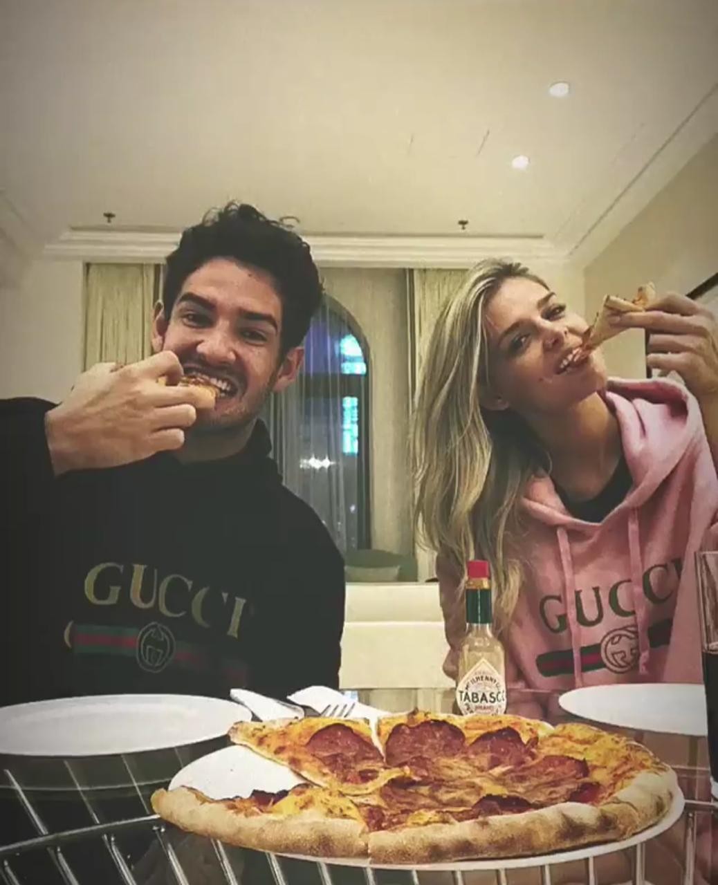 Alexandre Pato e Danielle Knudson comem pizza juntos (Foto: Reprodução/Instagram)