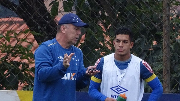 Segurança na defesa e ajustes com novato: os motivos de o Cruzeiro improvisar na lateral