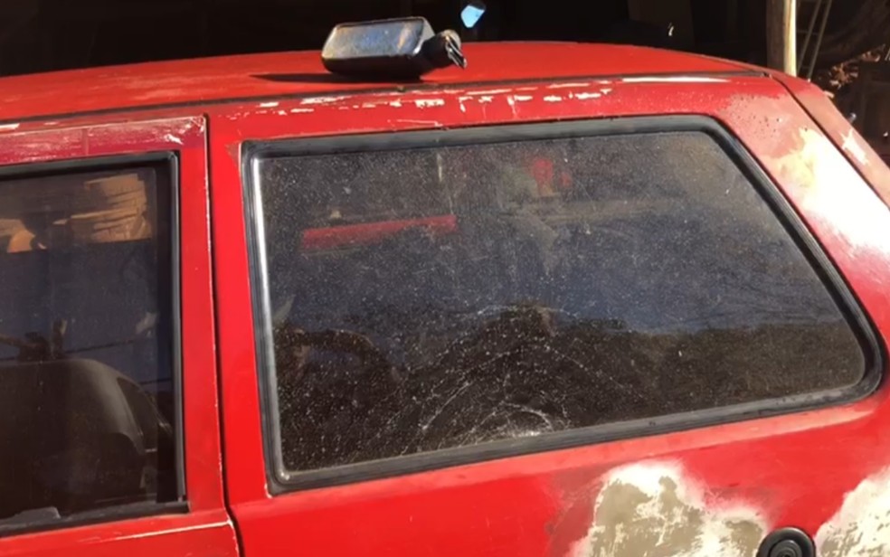 Thiag diz que ainda quebraram o vidro, arrancaram o retrovisor e furaram o pneu do carro dele, em Goiânia (Foto: Arquivo pessoal/ Thiago Junio Martins da Silva)