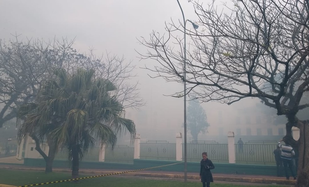 Fumaça tomou conta da área onde fica o batalhão em São Leopoldo (Foto: Guacira Merlin/RBS TV)