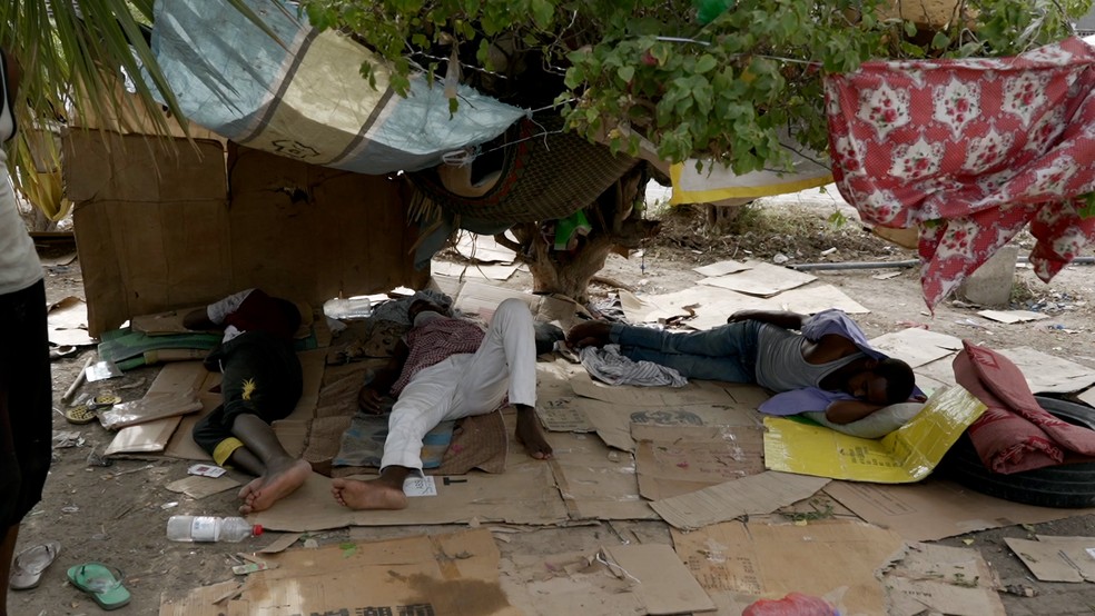 Viajantes descansam em acampamentos improvisados — Foto: BBC