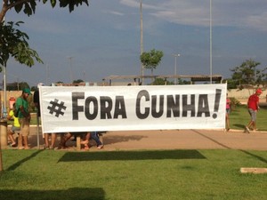Faixas possuíam dizeres contra o Deputado Federal Eduardo Cunha (Foto: Mary Porfiro/G1)