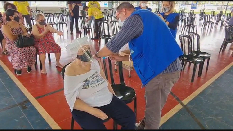 Idosos recebem vacina contra Covid-19, no DF — Foto: Reprodução/ TV Globo
