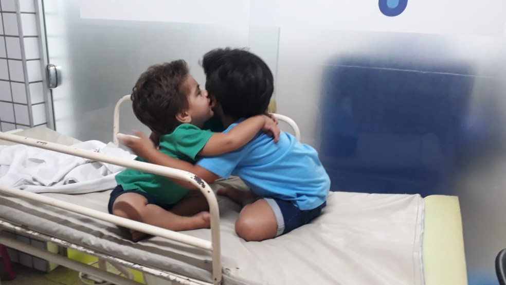Théo hospitalizado e abraçado com o irmão, Elias, de cinco anos  — Foto: Arquivo Pessoal / Suzany Ferreira 