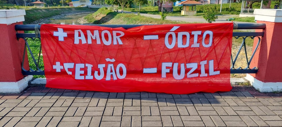 Bandeiras contra Bolsonaro foram estendidas no Largo do Mestre Chico, no Centro de Manaus. — Foto: Carlos Eduardo/Rede Amazônica
