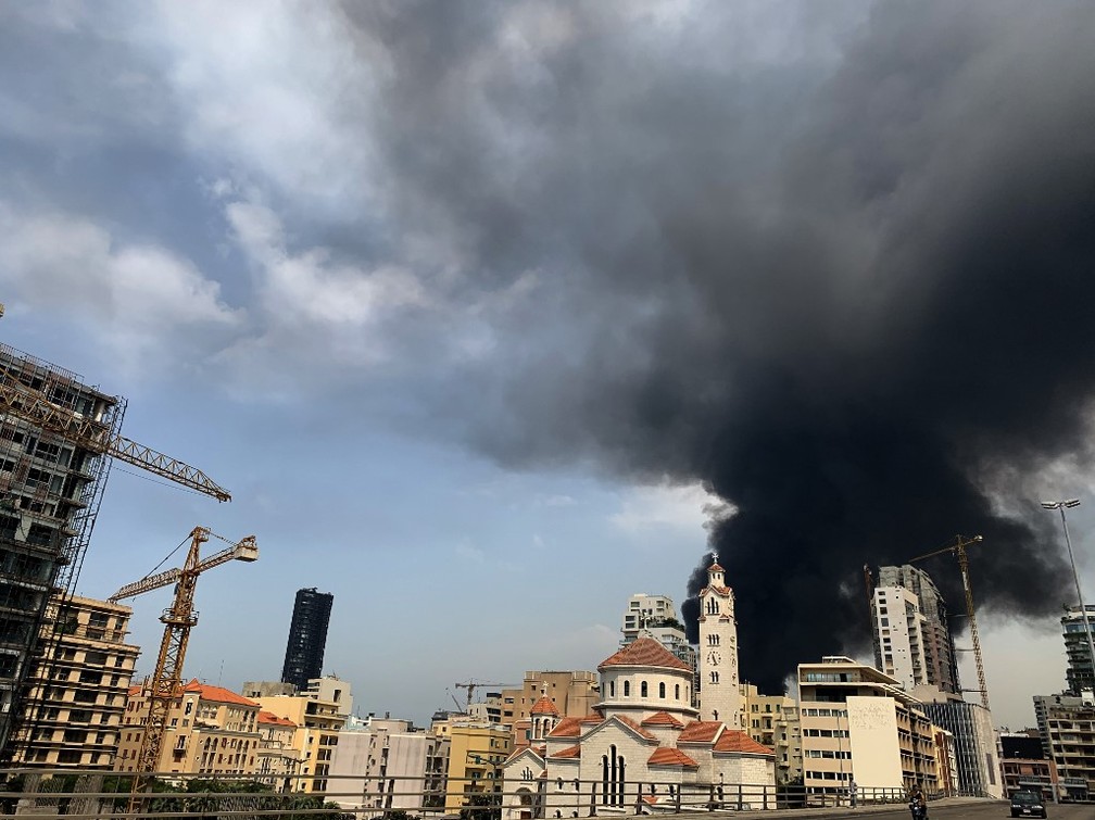 Coluna de fumaça em Beirute, em 10 de setembro de 2020 — Foto: Joseph Eid / AFP