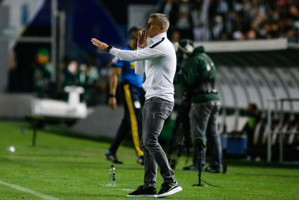 Sylvinho vê Corinthians pronto para 2022 e se irrita com notícias falsas sobre futuro: É ridículo