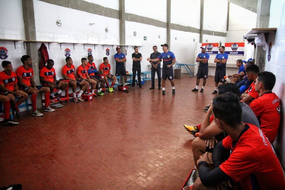 Vinícius Saldanha se apresenta aos jogadores do Itabaiana logo depois da demissão de Washington Coração Valente (Foto: Wendell Rezende/AOItabaiana)