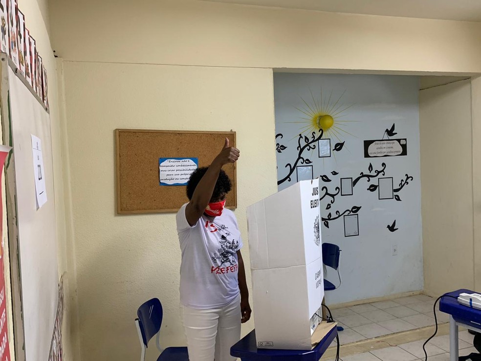 Benedita da Silva votou em seção eleitoral do Leme, na Zona Sul do Rio — Foto: Fernanda Rouvenat / TV Globo