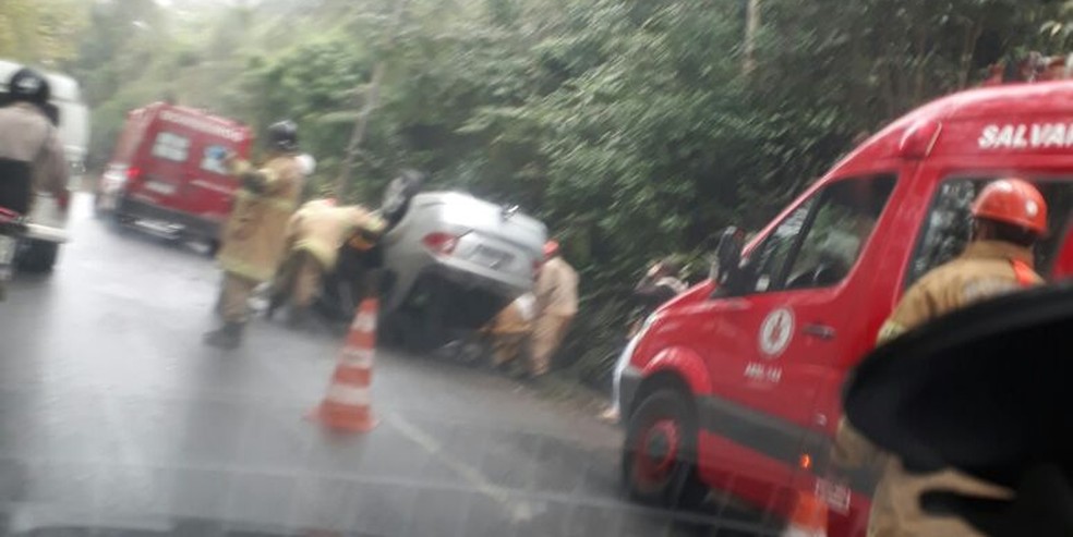 Um carro capotou na Avenida Barão do Rio Branco na tarde desta terça (Foto: Grupo Águias Notícias | Divulgação)