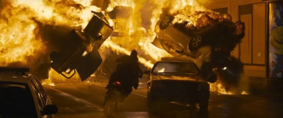 Trens, helicópteros, motocicletas e carros são destruídos a todo o momento no filme — Foto: Warner Bros via BBC