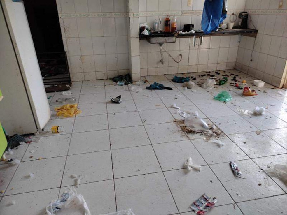 Crianças mantidas em cárcere privado viviam em casa suja e cheia de lixo no ES — Foto: Reprodução/TV Gazeta
