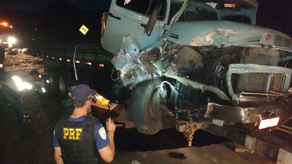 Caminhões bateram na BR-376, em Ortigueira (Foto: PRF/Divulgação)
