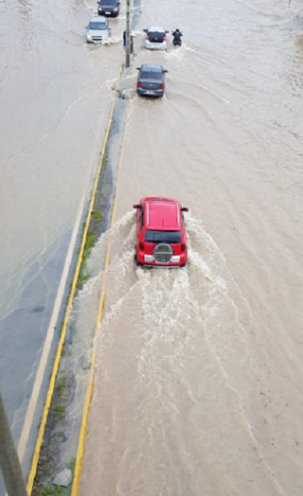 Avenida Alberto Craveiro no Bairro Dias Macêdo em Fortaleza.  — Foto: José Leomar/Agência Diário
