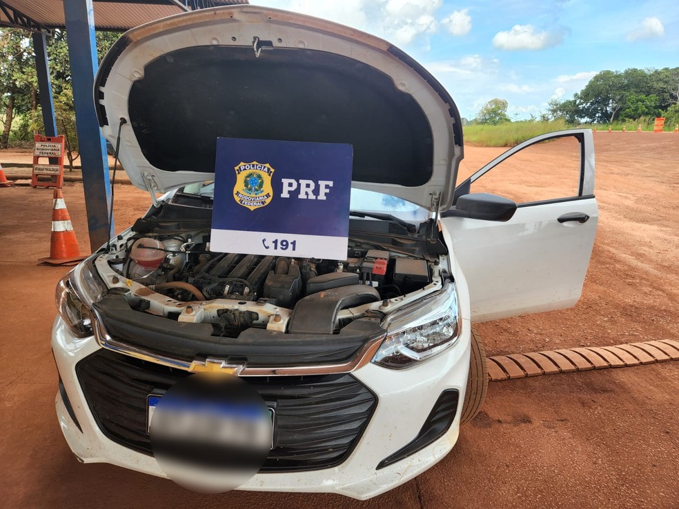 Chevrolet Onix foi recuperado pela polícia na fronteira com a Bolívia — Foto: PRF/Divulgação