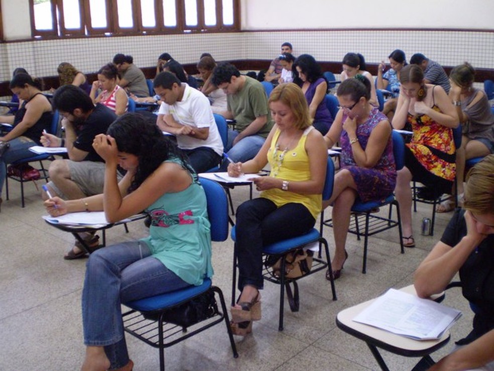 Candidatos fazem prova de concurso público (Foto: Lena Marinho)