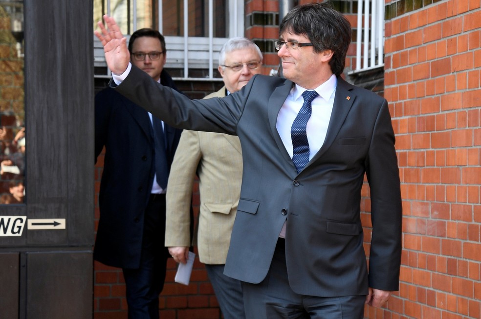 Carles Puigdemont acena ao deixar prisão na Alemanha  (Foto: Fabian Bimmer/Reuters)