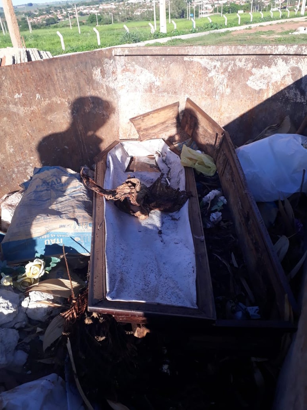 Ossada humana foi encontrada dentro de caçamba em Borborema — Foto: Arquivo Pessoal