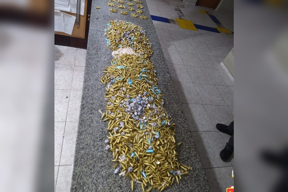 Jovem é preso com mais de 4 mil porções de drogas em Jumirim  — Foto: Polícia Militar/ Divulgação 