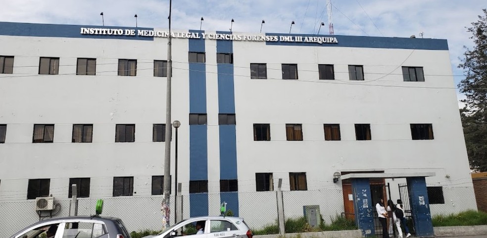Imagem da fachada do instituto legal de Arequipa — Foto: Reprodução/g1