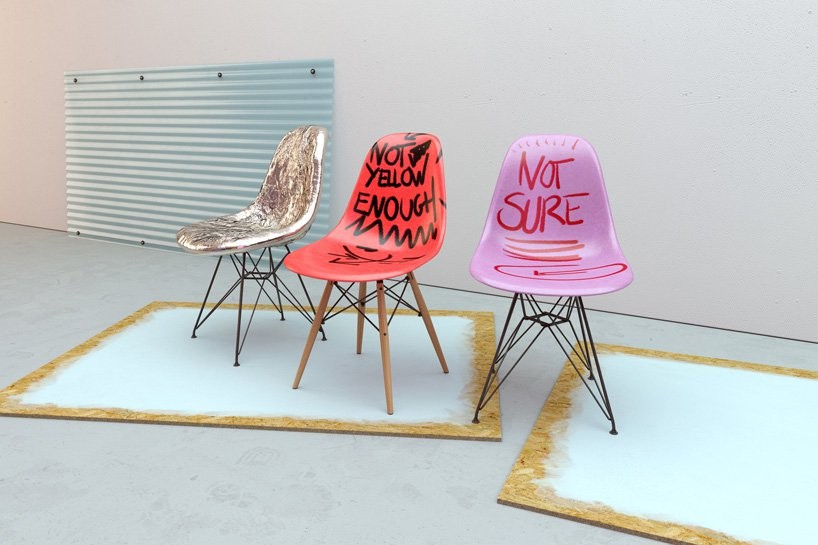 Artista britânico cria diferentes esculturas com cadeiras Eames (Foto: Divulgação)