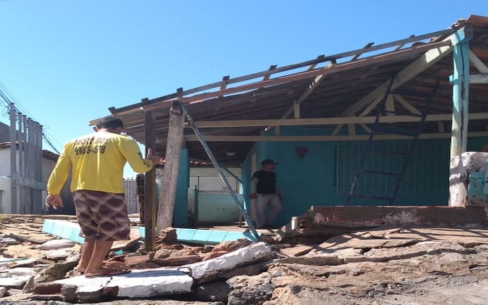 Parte da casa derrubada pela maré na Barra dos Coqueiros (SE) — Foto: Everton dos Santos