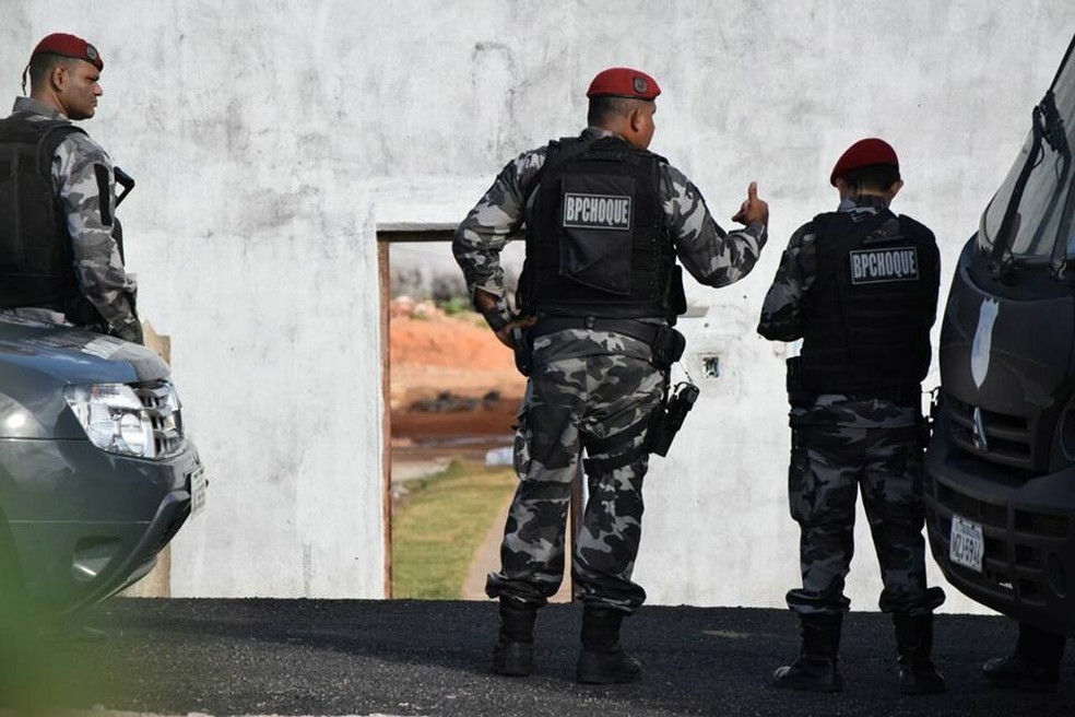 Policiais do BatalhÃ£o de Choque no entorno da PenitenciÃ¡ria Estadual de AlcaÃ§uz, na Grande Natal â€” Foto: Fred Carvalho/G1