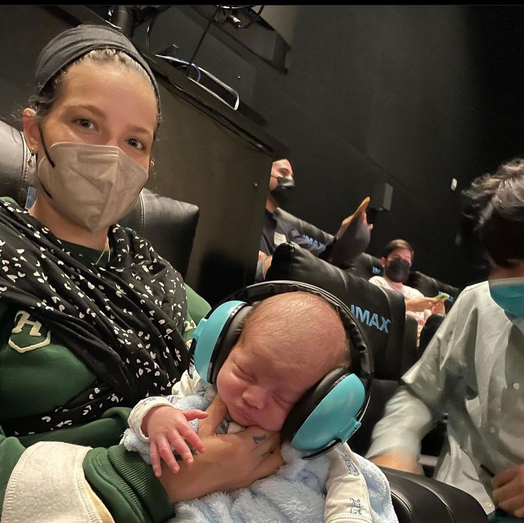 Halsey utilizou suas redes sociais para compartilhar momentos da gravidez e do pequeno Ender (Foto: Reprodução/Instagram)