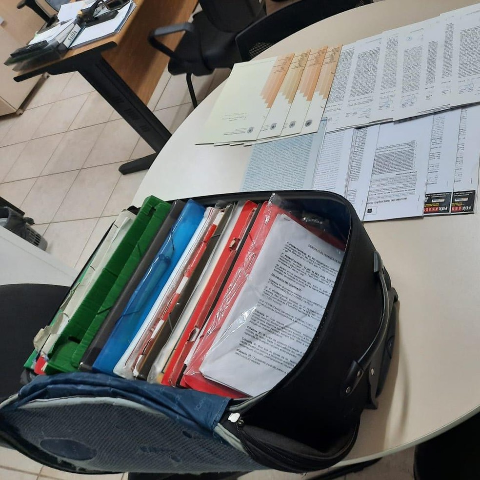 Documentos apreendidos com suspeitos de estelionato, no DF — Foto: PCDF/Divulgação