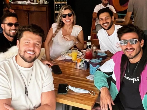 Rodrigo Mussi, Bil Araújo e Gui Napolitano almoçam com amigos (Foto: Reprodução/Instagram)
