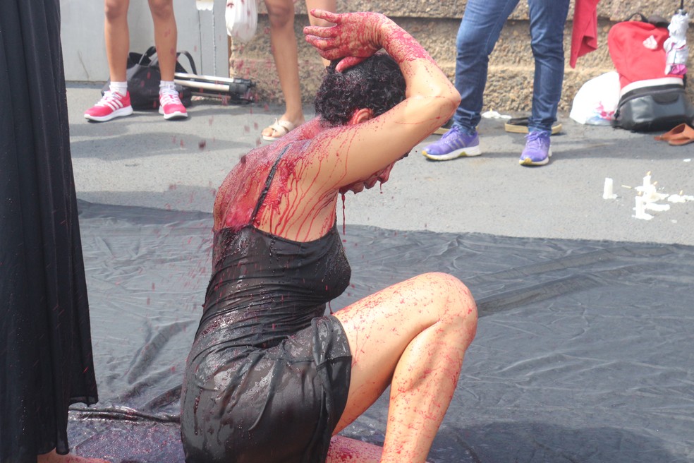 "Banho de sangue" lembrou vítimas de feminicídio na capital (Foto: Lorena Linhares/G1)