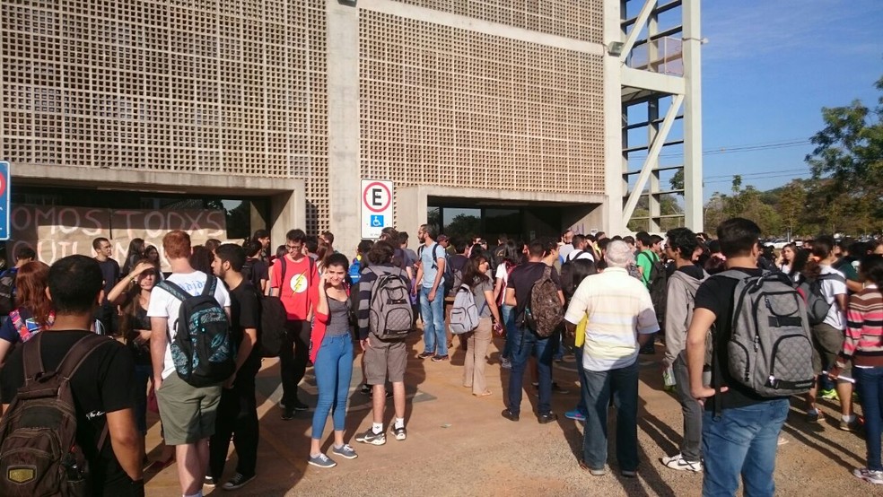 Estudantes em frente ao BSA Sul, na UnB (Foto: Mateus Rodrigues/G1)