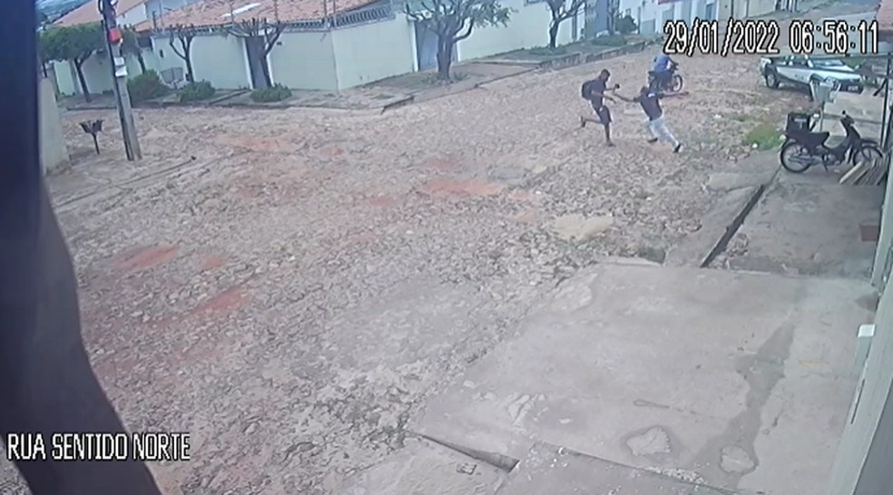 Padeiro é agredido e baleado ao tentar fugir de assalto na Zona Norte de Teresina; vídeo — Foto: Reprodução