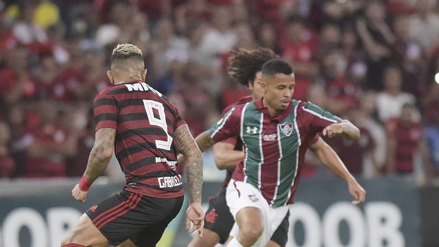 Allan se livra da marcação de dois rubro-negros