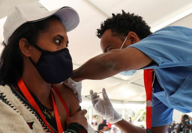 OMS diz que não há motivos para interromper vacinação (Foto: Reuters via BBC)