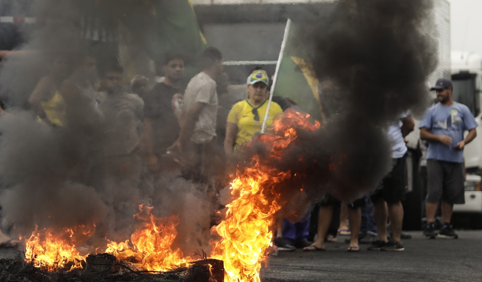 Caminhoneiros bolsonaristas faze barricada com fogo na BR-101 em Itaboraí — Foto: Gabriel de Paiva/Agência O Globo